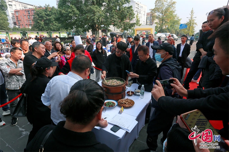 美食做“媒”经济唱“戏” 都江堰“茅茅说食话”美食之旅完美收官ayx爱游戏(图1)