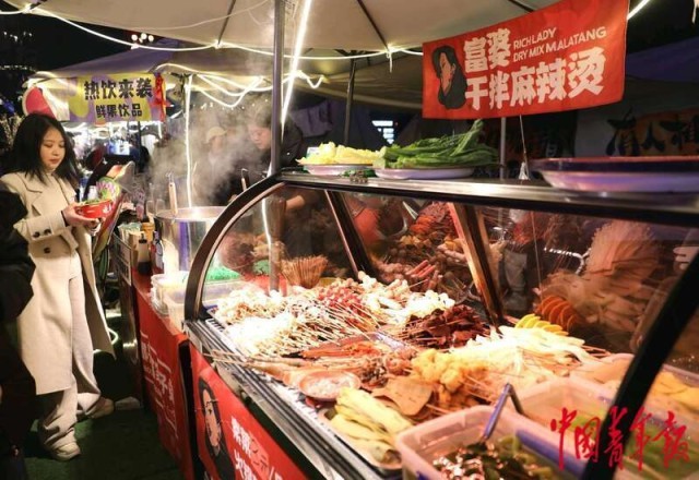 重庆：新春夜市人气旺 美食飘香年味浓(图1)