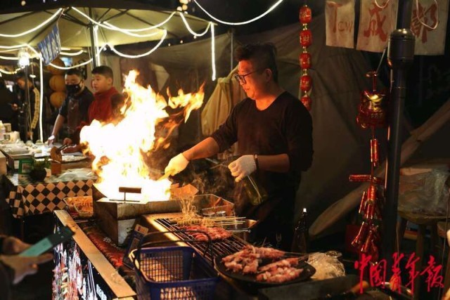 重庆：新春夜市人气旺 美食飘香年味浓(图2)