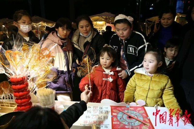 重庆：新春夜市人气旺 美食飘香年味浓(图5)