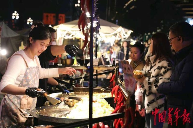 重庆：新春夜市人气旺 美食飘香年味浓(图6)