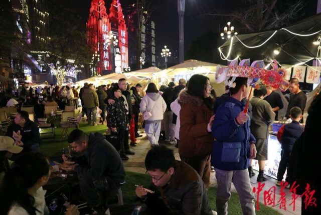 重庆：新春夜市人气旺 美食飘香年味浓(图8)