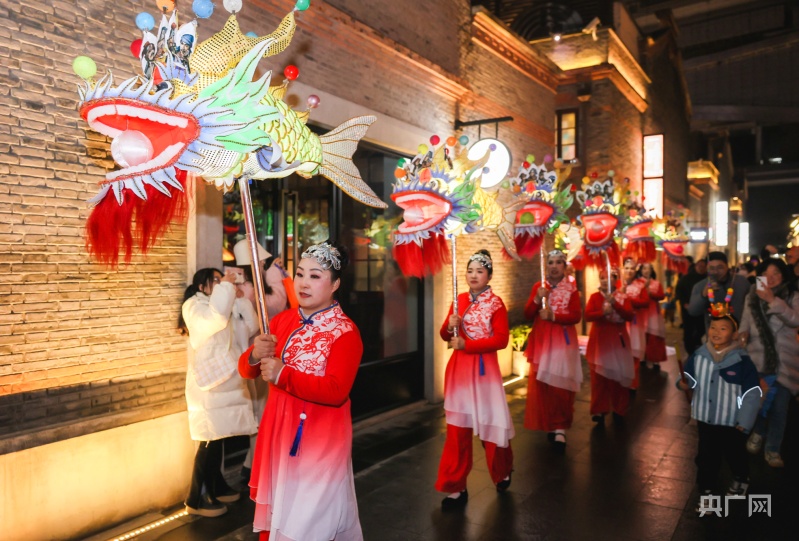 非遗“鸬鸟鳌鱼灯”首登今潮8弄 “弄堂元宵美食集”热闹开市(图1)