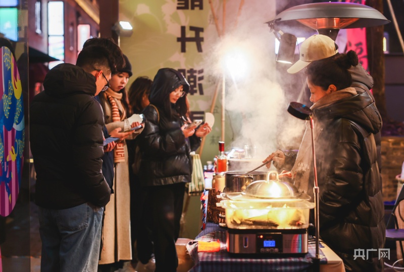 非遗“鸬鸟鳌鱼灯”首登今潮8弄 “弄堂元宵美食集”热闹开市(图2)