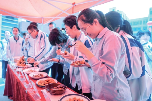 济南：舌尖上的校园让美食有“爱”的味道(图1)